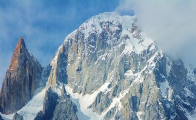 Sommet enneigé du massif du Karakoram au Pakistan