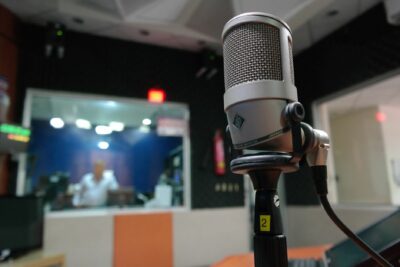 Micro de studio de radio, symbole de France Inter, première radio de France