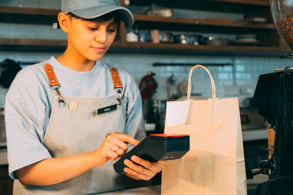 Commerçant encaissant un paiement sans contact sur un terminal