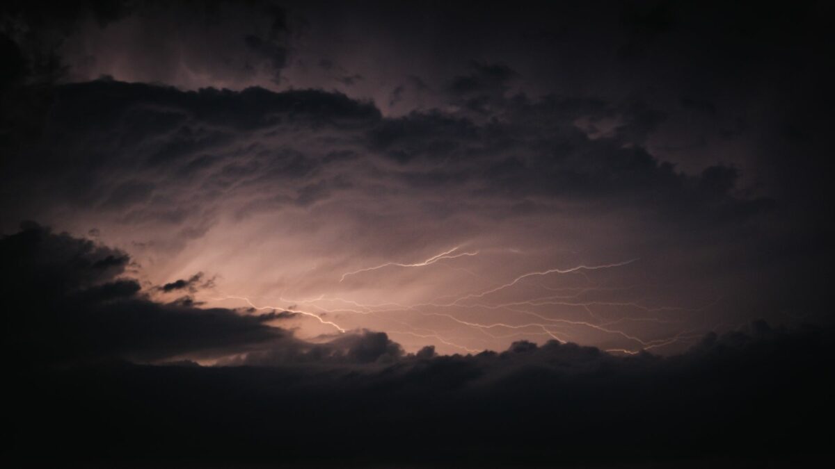Orages dimanche 9 août : 66 départements en vigilance jaune, grêle et rafales sous près de 38 °C